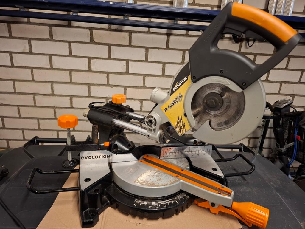 Trek afkortzaag Rage 3s evolution met laser, Doe-het-zelf en Verbouw, Ophalen of Verzenden, 1200 watt of meer, Afkortzaag, 70 mm of meer