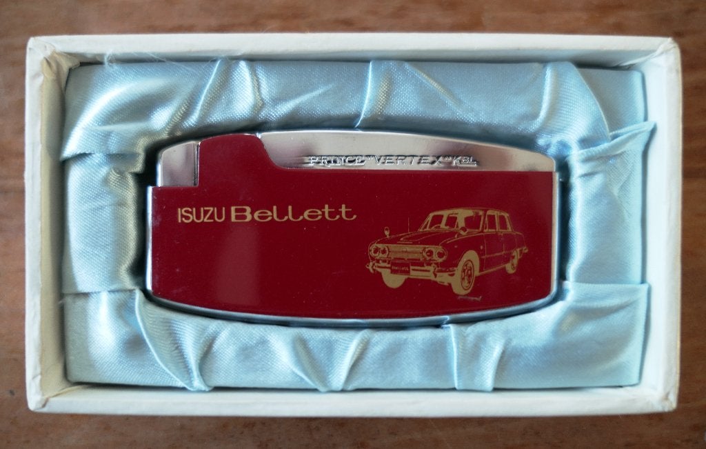 Prince Vertex KBL gasaansteker - Isuzu Bellett, Verzamelen, Rookartikelen, Aanstekers en Luciferdoosjes, Ophalen of Verzenden