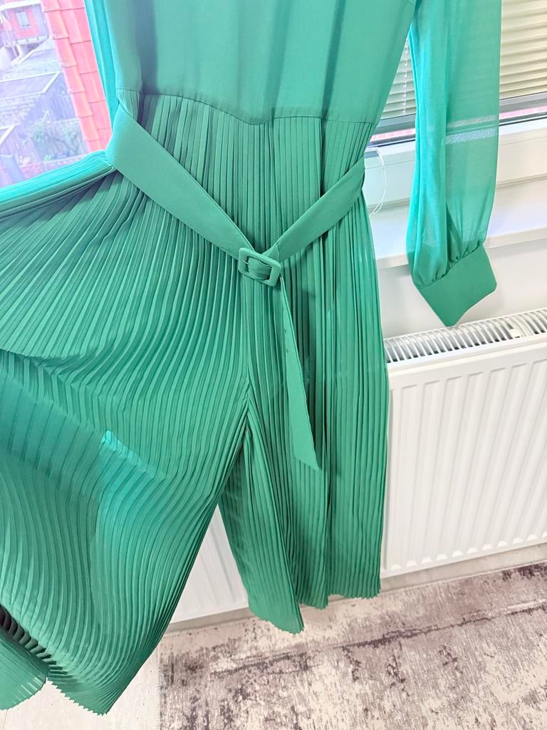 Elegante geplooide jumpsuit in smaragdgroen, Kleding | Dames, Ophalen of Verzenden, Nieuw, Maat 38/40 (M), Groen