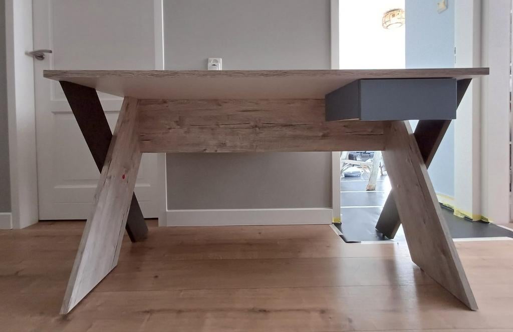 Leuk speels bureau met houtnerf, blauw en bruin accenten, Ophalen, Zo goed als nieuw, Kinderbureau