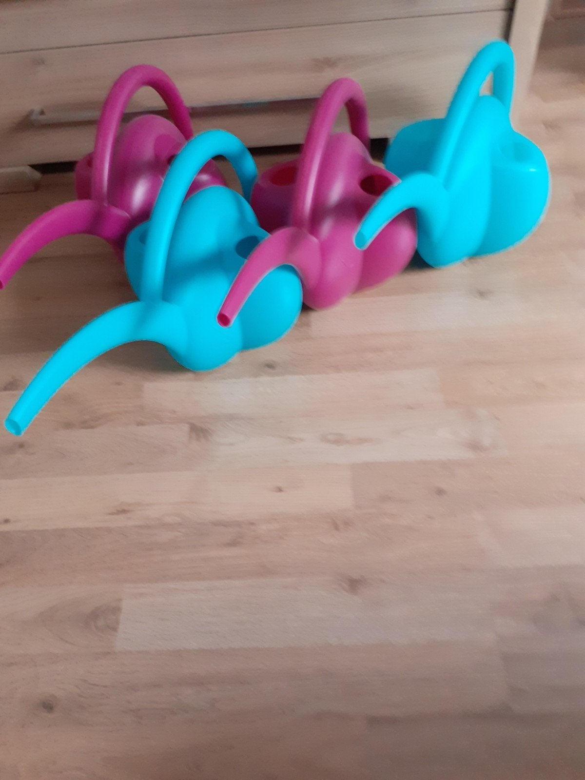 Set van 4 vrolijke gieters (roze en blauw)  2.00euro  per st, Ophalen of Verzenden, Gebruikt, Kunststof