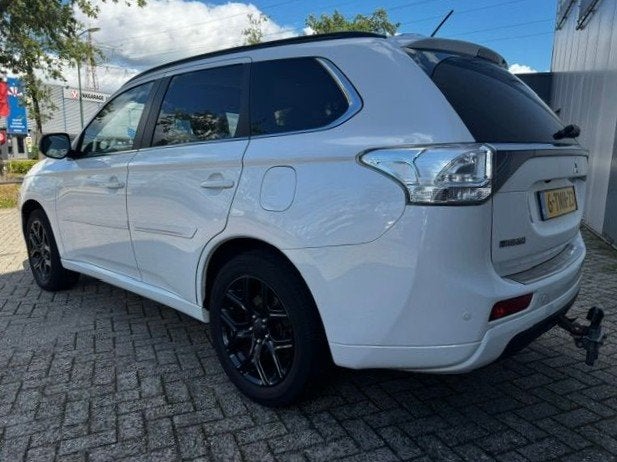 Mitsubishi Outlander 2.0 PHEV Instyle 4x4 Automaat Airco/ECC, Auto's, Mitsubishi, Automaat, Zwart, 4 cilinders, Wit