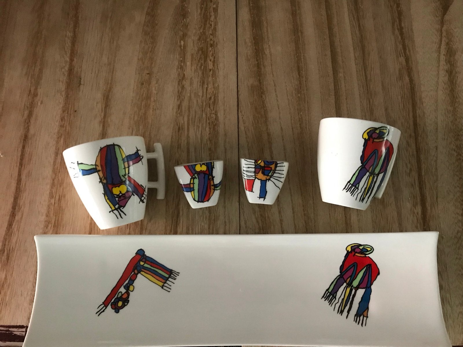 Unieke set: 2 mokken, 2 eierdopjes en schaal met print, Gebruikt, Keramiek, Ophalen of Verzenden, Overige stijlen