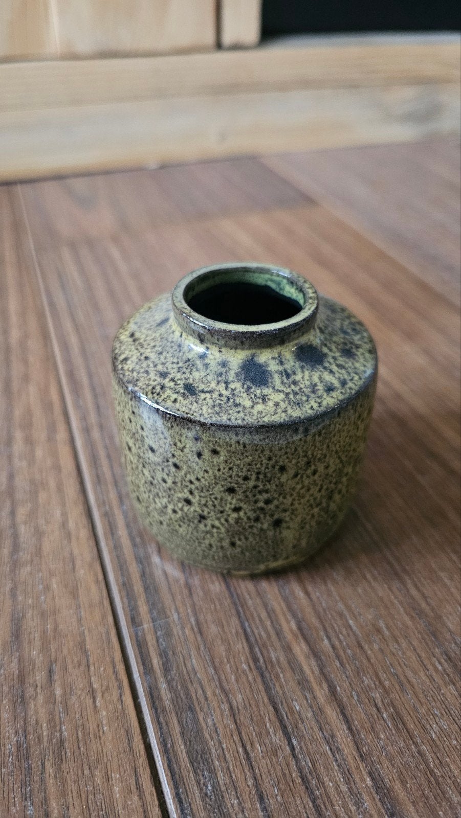 Leuk groen gespikkeld keramiek vaasje / mini vaas, Ophalen of Verzenden, Groen