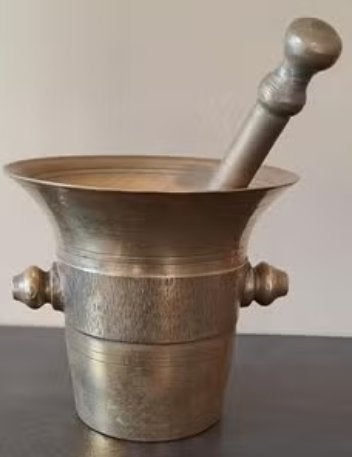 Antieke bronzen vijzel met stamper geheel van zwaar koper., Ophalen of Verzenden, Koper