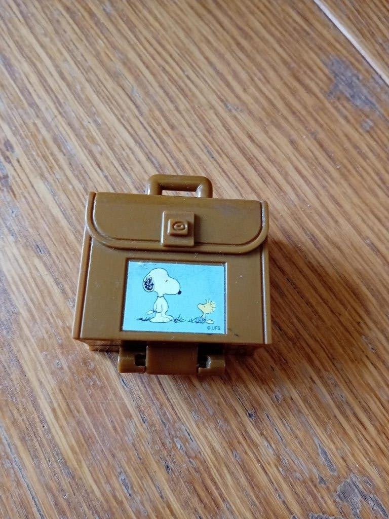 Snoopy mcd koffertje met Woodstock 2000 4x4,5x2,5cm, Ophalen of Verzenden, Kuifje, Gebruikt, Beeldje of Figuurtje
