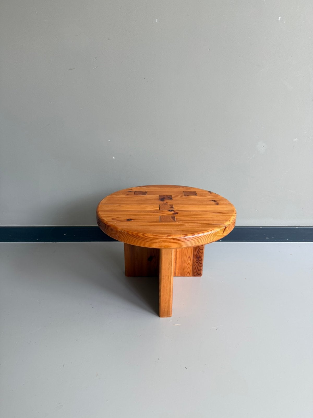 Vintage Bijzet tafeltje hout stijl Rainer Daumiller, Ophalen, Zo goed als nieuw, 25 tot 50 cm, Rond