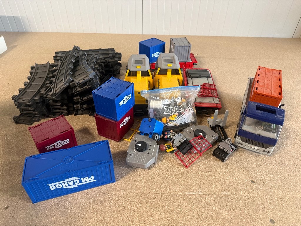 Playmobil bestuurbare treinen met containers en vrachtauto, Ophalen of Verzenden, Zo goed als nieuw, Complete set, Overige typen