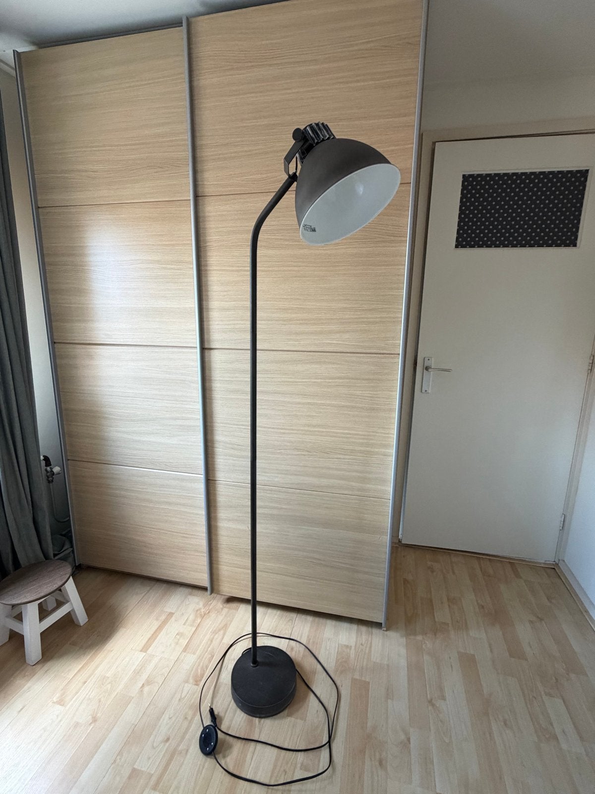 Grijze staande lamp met verstelbare kap, Huis en Inrichting, Lampen | Vloerlampen, Ophalen, Gebruikt, E27 (groot), Metaal