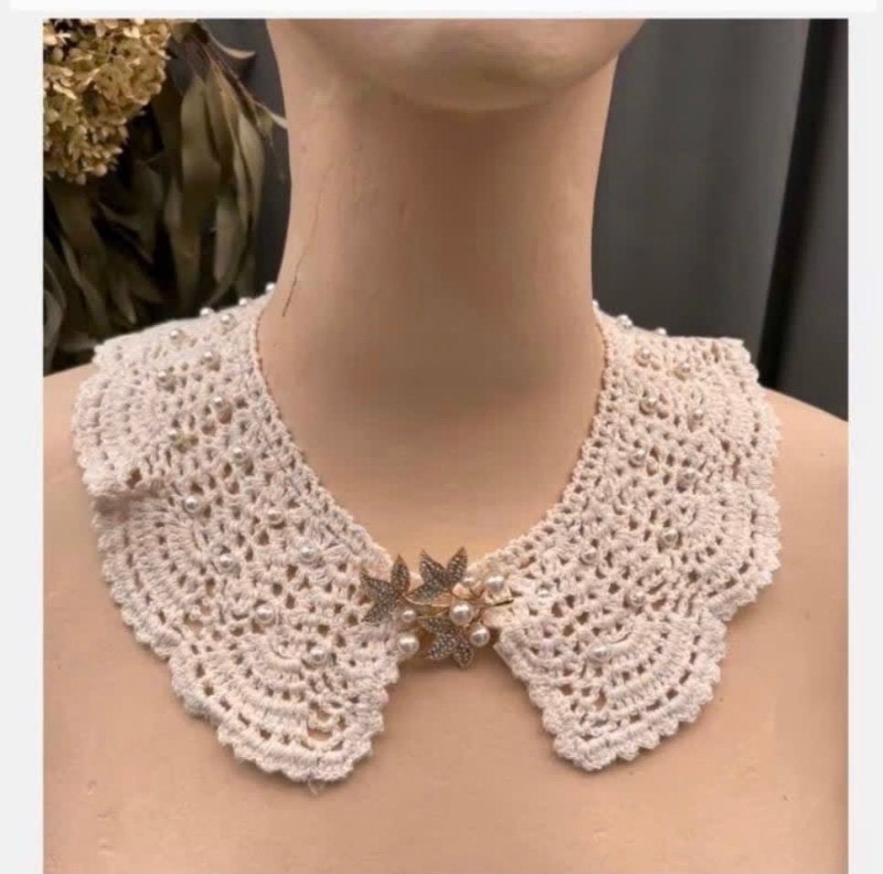 Gehaakte Parel Kraag Crème + gratis Broche, Antiek en Kunst, Ophalen of Verzenden