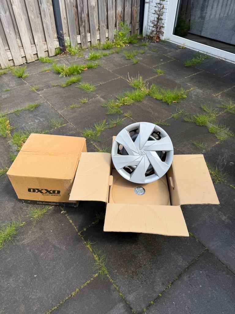 OXXO Velgen met Toyota wieldoppen 15 inch, Auto diversen, Wieldoppen, Ophalen of Verzenden, Nieuw
