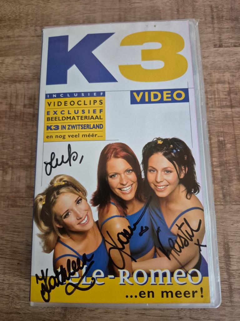 Video "Tele-Romeo" van K3 met ECHTE handtekeningen, Ophalen of Verzenden, Foto of Kaart