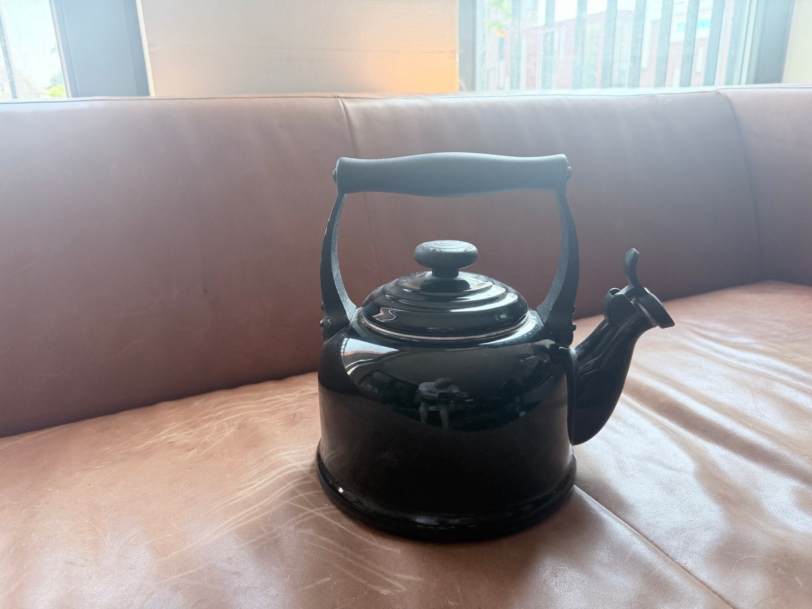 Le Creuset fluitketel - Zwart en Blauw, Huis en Inrichting, Keuken | Keukenbenodigdheden, Gebruikt, Ophalen of Verzenden, Zwart