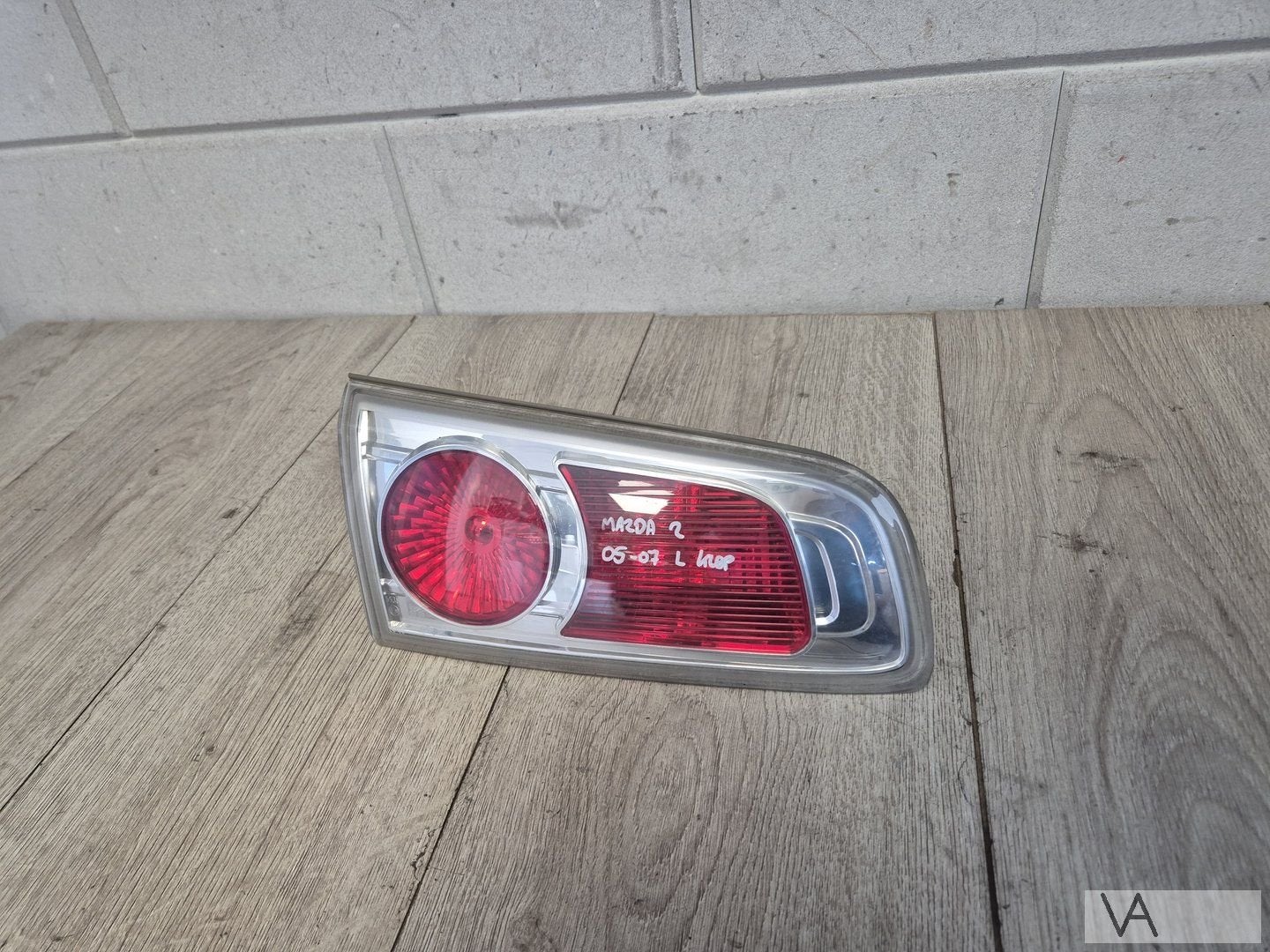 Achterlicht links op de klep van Mazda 2 2005 - 2007 €150, Auto-onderdelen, Gebruikt, -, -, Ophalen of Verzenden