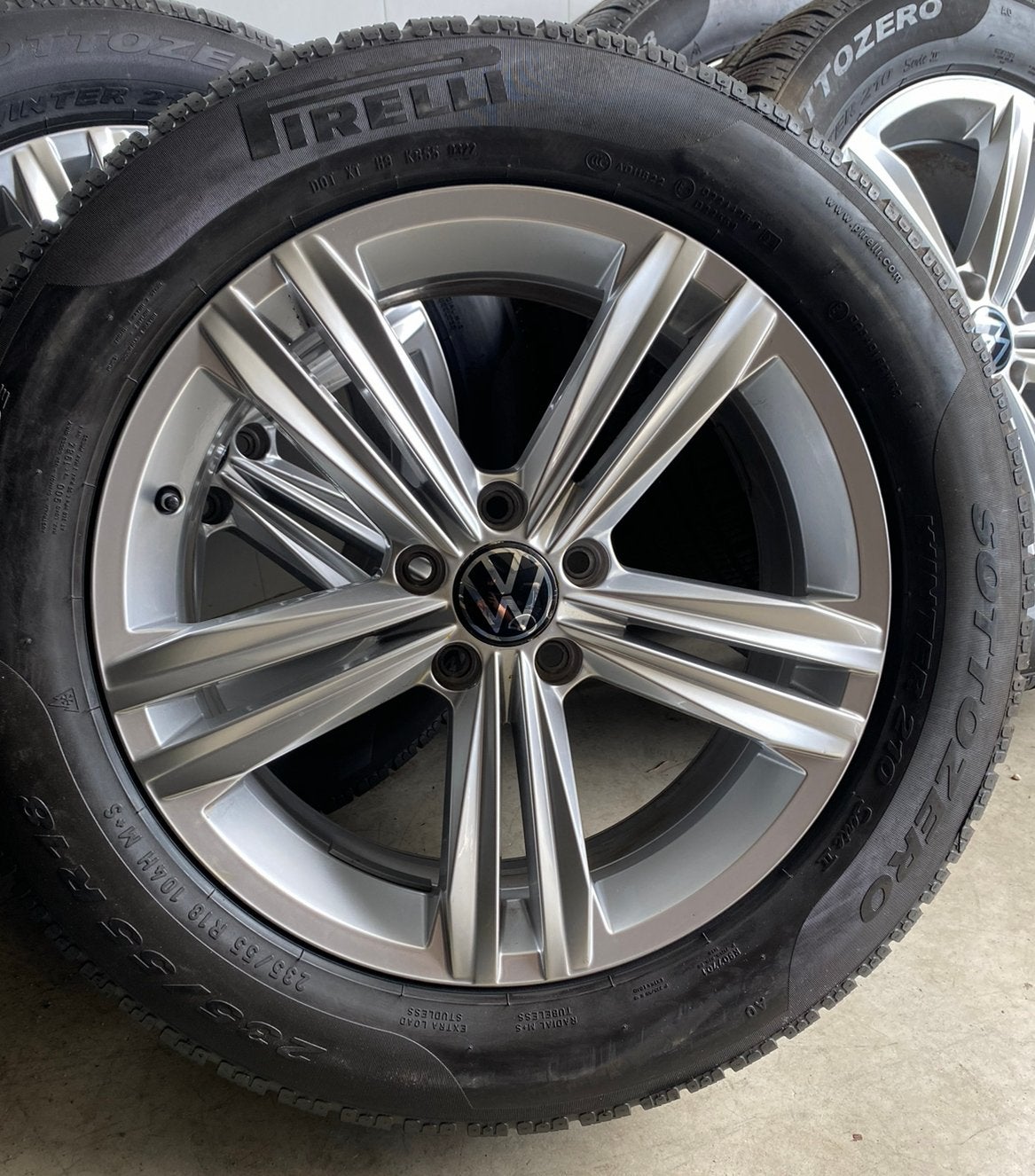 18” Originele VW Tiguan Sebring Velgen + Winterbanden, Auto-onderdelen, Banden en Velgen, 18 inch, Banden en Velgen, 235 mm, Winterbanden