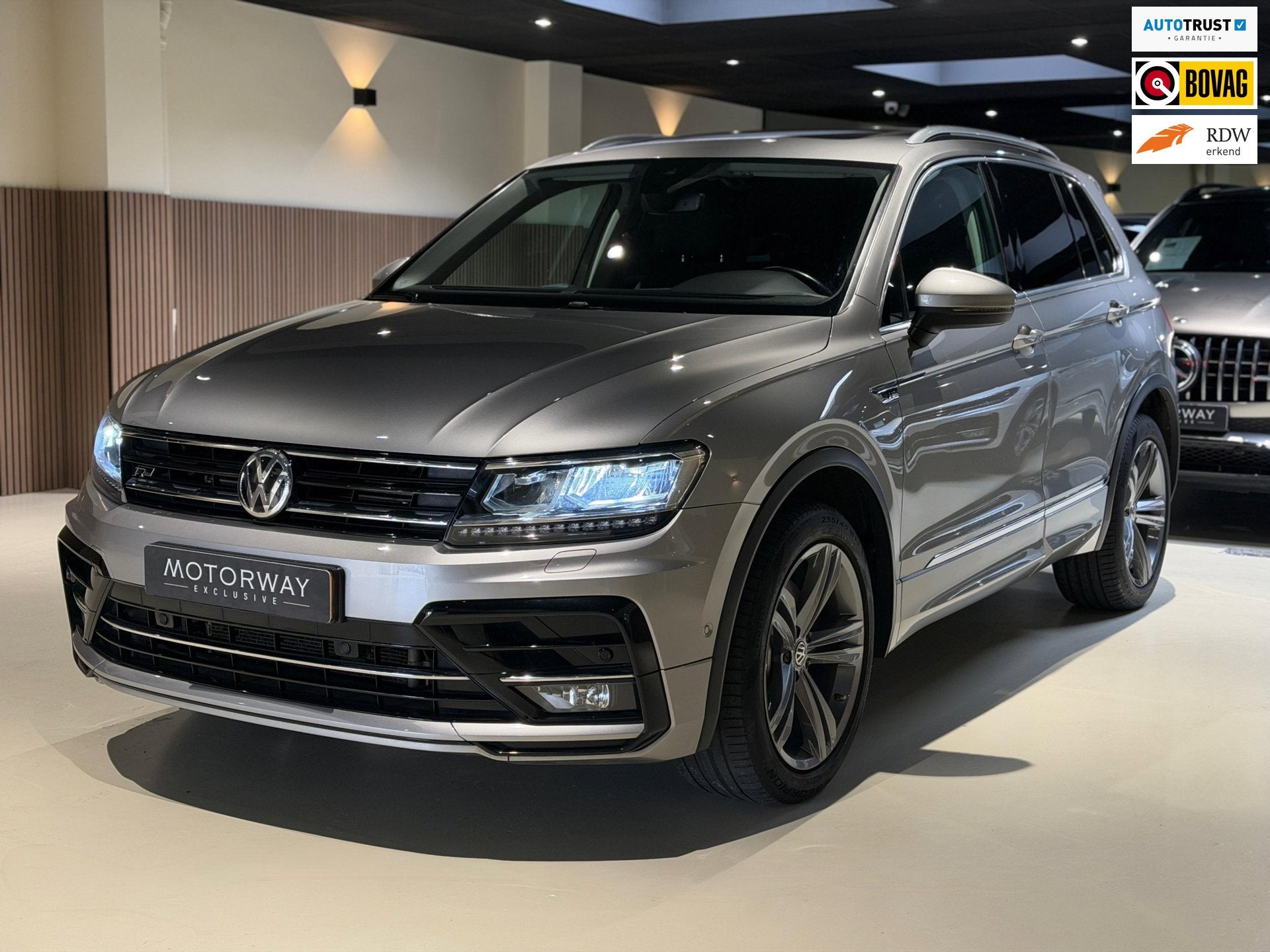 Volkswagen TIGUAN 2.0 TSI 4Motion R-Line 190pk|Keyless|Pano|, Auto's, Automaat, Stof, Gebruikt, Euro 6