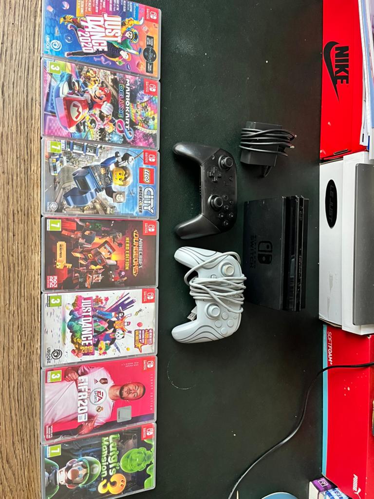 Nintendo Switch + accesoires en games, Ophalen, Met 2 controllers, Switch Original, Gebruikt