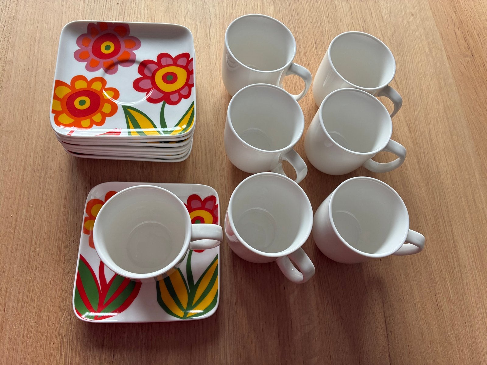 Raffi koffiekopjes met kleurrijke schoteltjes (7 kopjes, 8 s, Overige merken, Keramiek, Nieuw, Ophalen of Verzenden