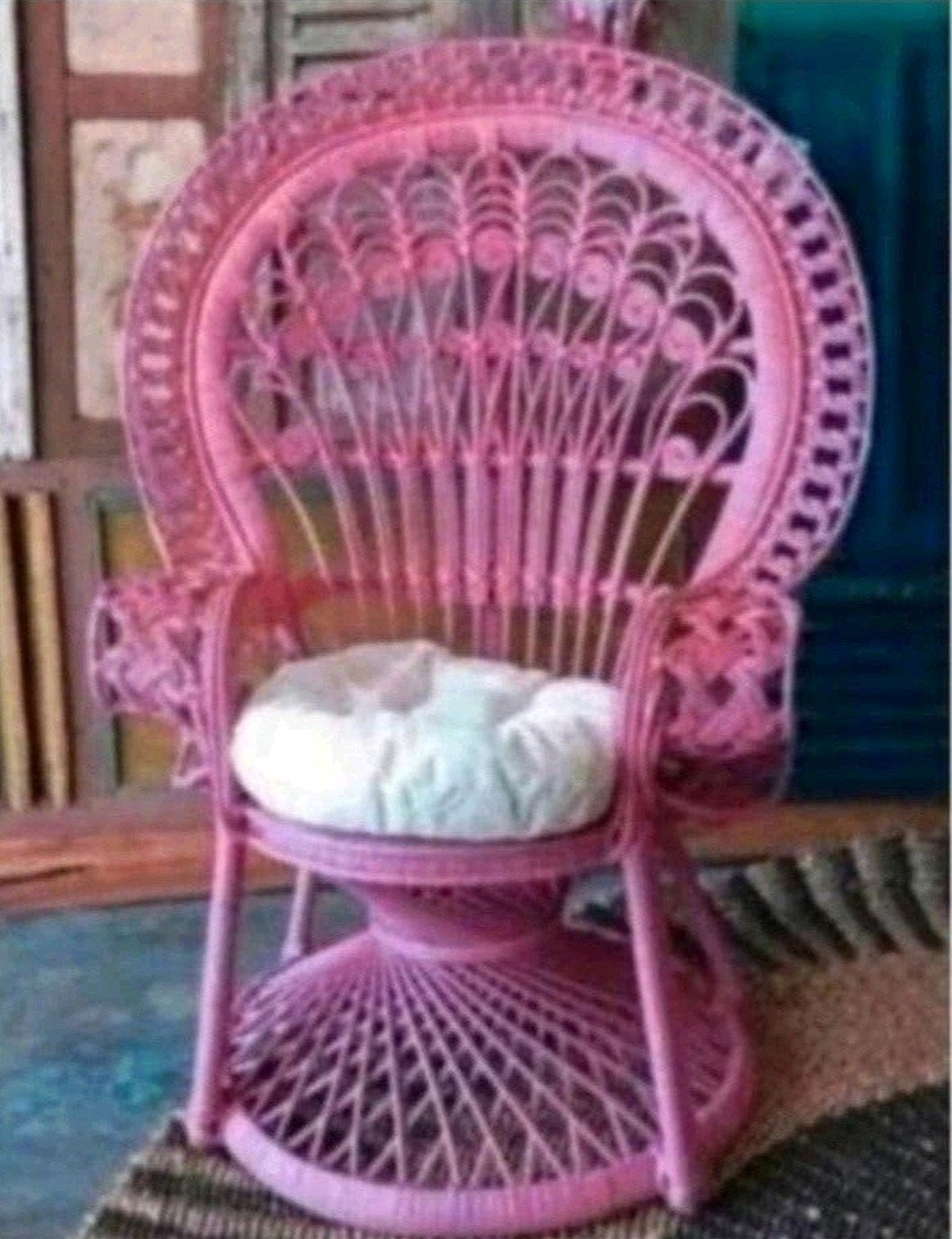 Nieuw - Roze pauwenstoel van riet - Vintage en decoratief, Huis en Inrichting, Ophalen, Overige kleuren, Nieuw, Riet of Rotan