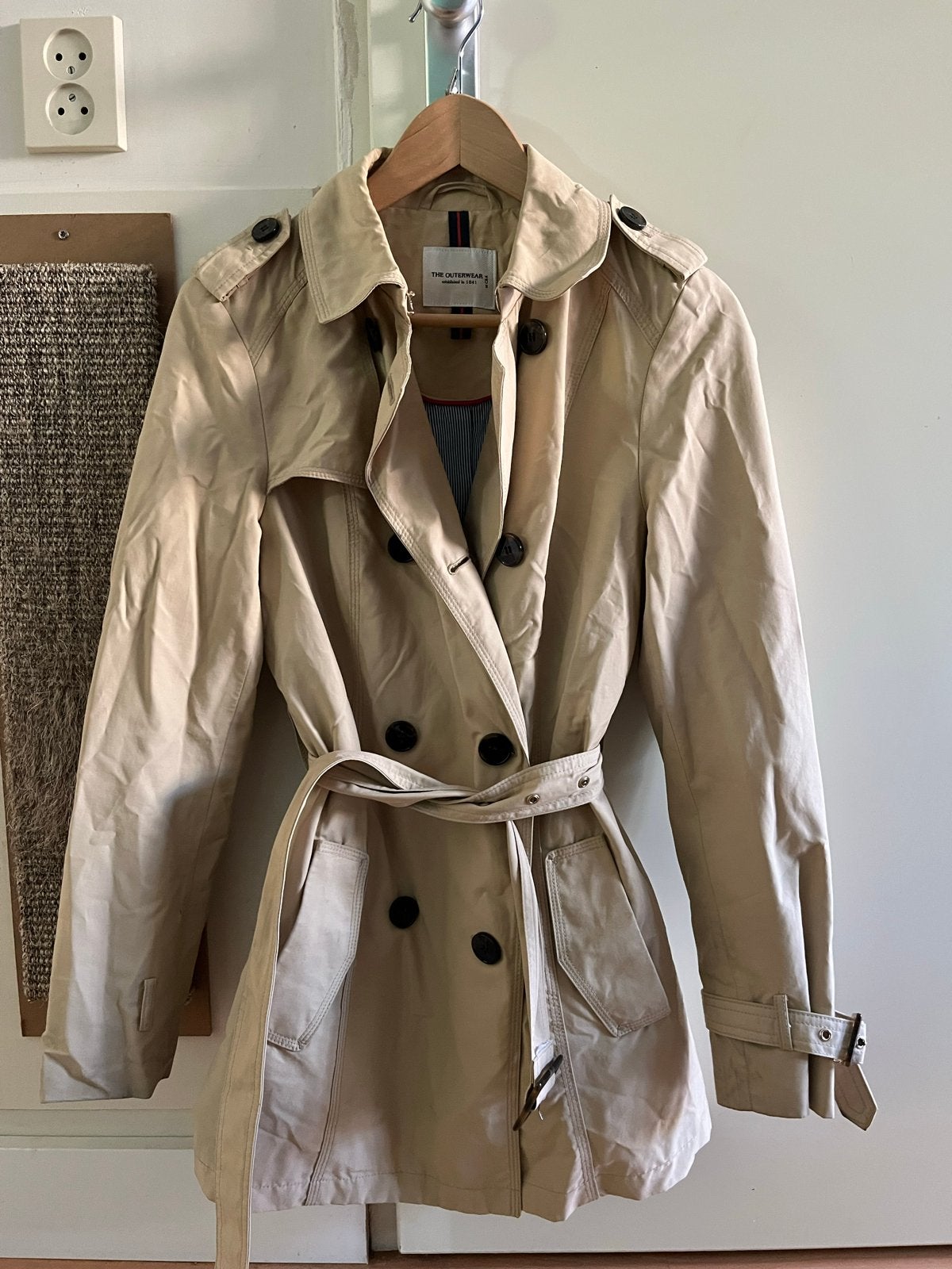 Stijlvolle beige trenchcoat van The Outerwear, Ophalen of Verzenden, Zo goed als nieuw, Maat 36 (S), Beige