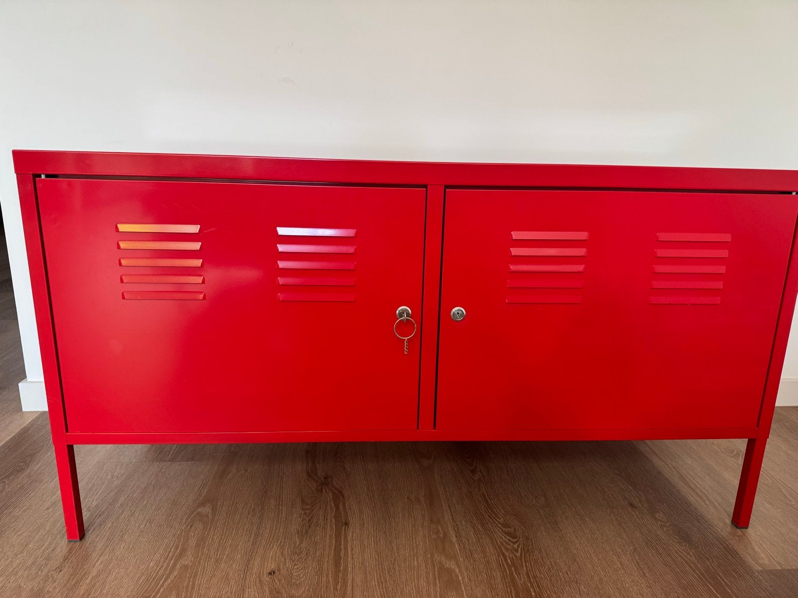 Rood metalen kast Ikea met 2 deuren en sleutel, Ophalen, Gebruikt