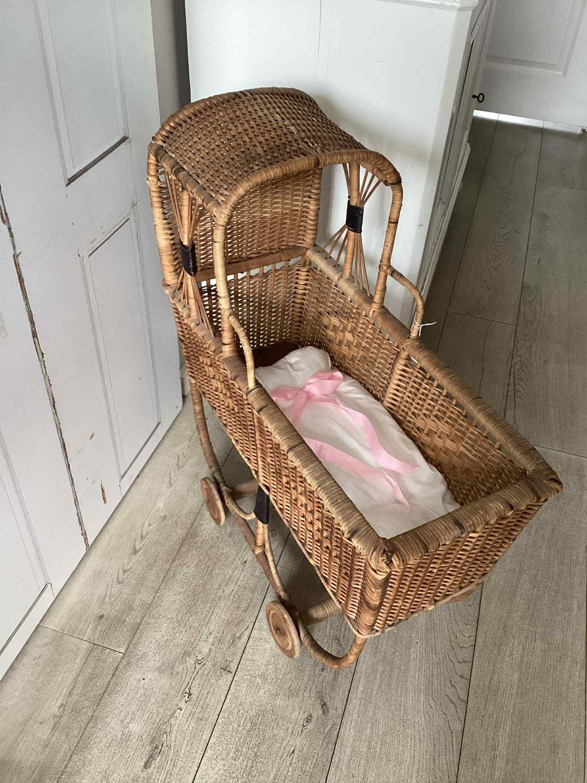 Brocante franse rieten poppenwagentje wiegje, Ophalen of Verzenden