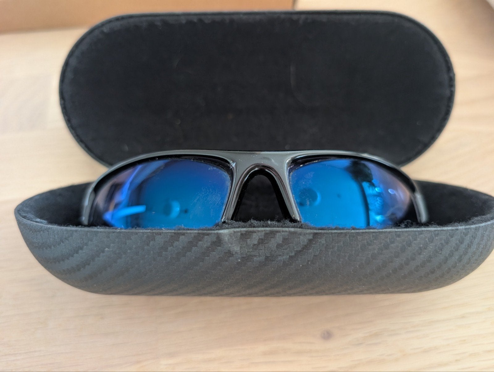 Oakley Zonnebril met Blauwe Glazen en Carbon Look Hoes, Sieraden, Tassen en Uiterlijk, Zonnebrillen en Brillen | Heren, Gebruikt