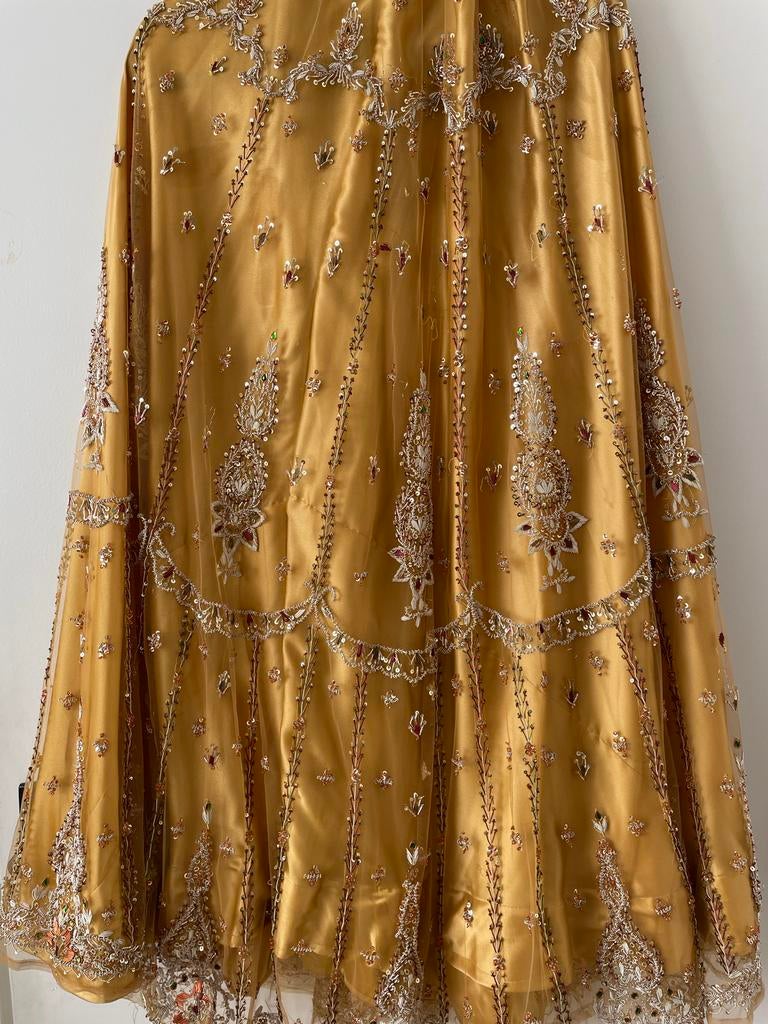 Gouden Lehenga met gedetailleerd borduurwerk, Ophalen, Zo goed als nieuw, Maat 38/40 (M), Geel
