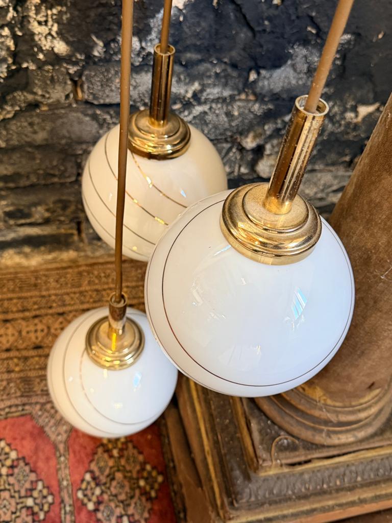 Vintage Massive cascade lamp messing 4 wit glazen bollen, Ophalen, Gebruikt, Vintage Massive Hollywood Regency luster cascadelamp