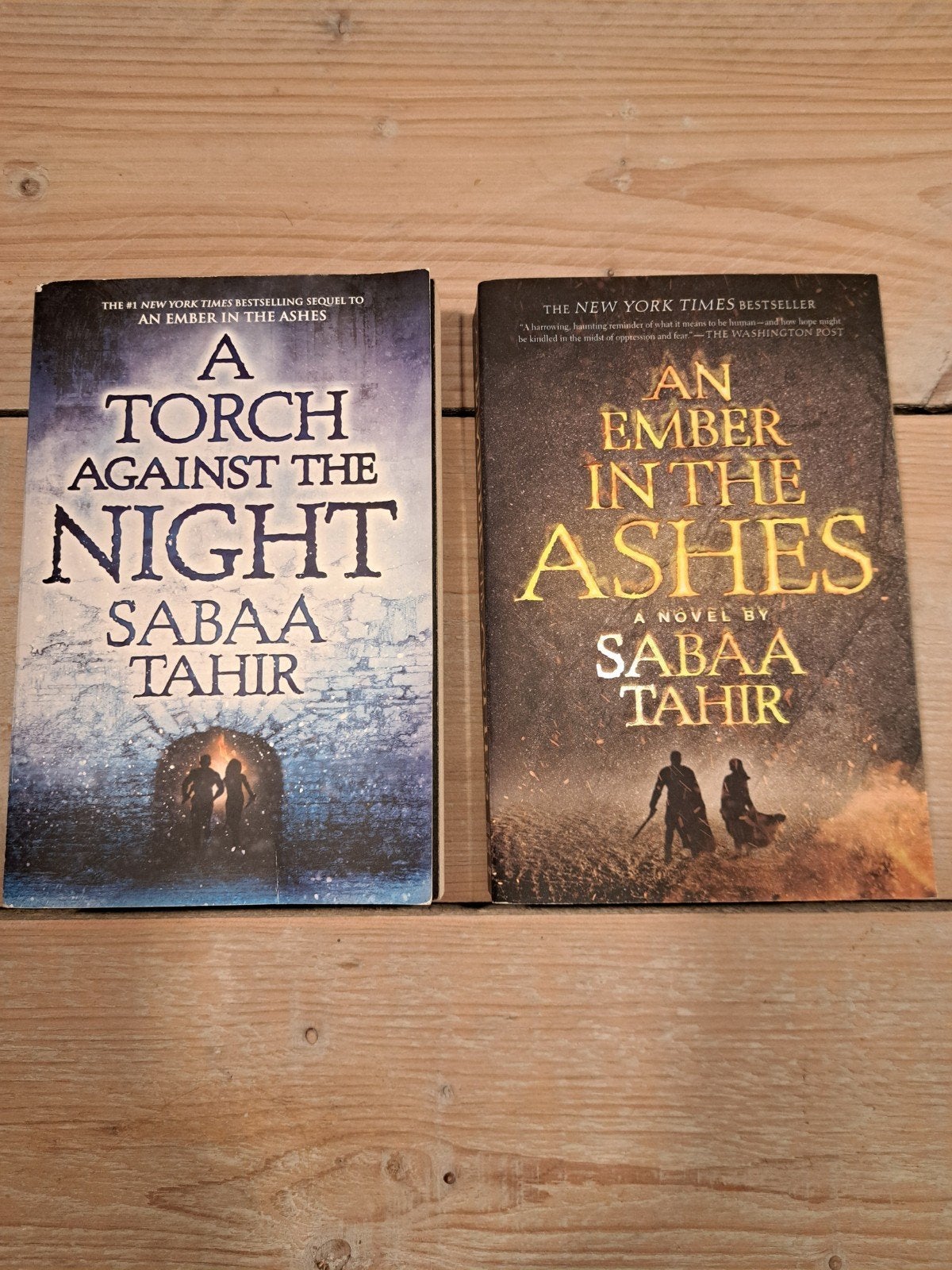 An Ember in the Ashes A Torch Against the Night Sabaa Tahir, Boeken, Ophalen of Verzenden, Zo goed als nieuw, Sabaa tahir