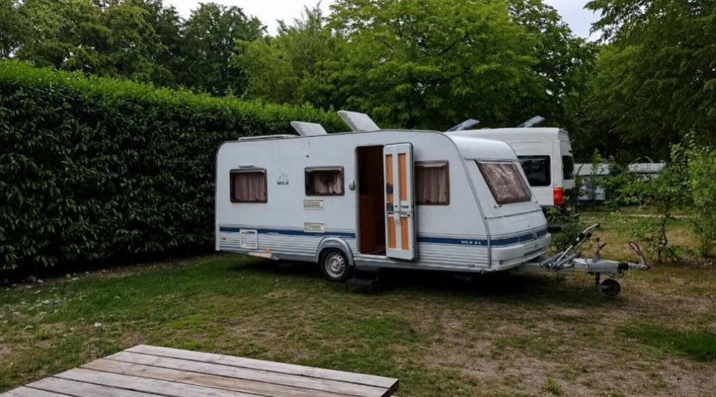 Wilk S4 490 EU – 2006 – Nette caravan met mover en luifel, Caravans en Kamperen, Rondzit, Luifel, Particulier, 2 aparte bedden