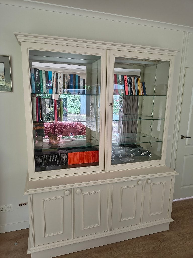 Vitrinekast met glazen deuren en kastjes eronder, Ophalen, 150 tot 200 cm, Klassiek wit, 25 tot 50 cm
