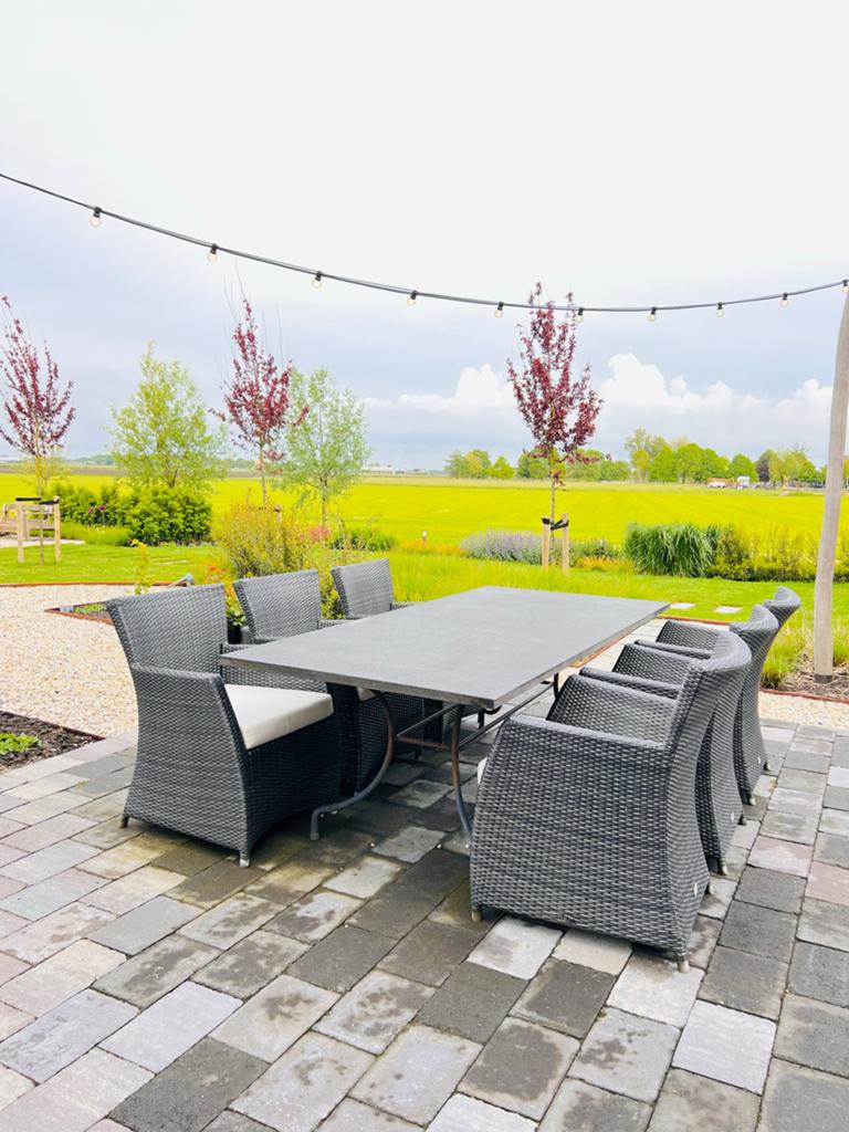 Gietijzeren tuintafel, natuurstenen blad en 6 wicker stoelen, Tuin en Terras, Ophalen, Gebruikt, Eettafel, 6 zitplaatsen