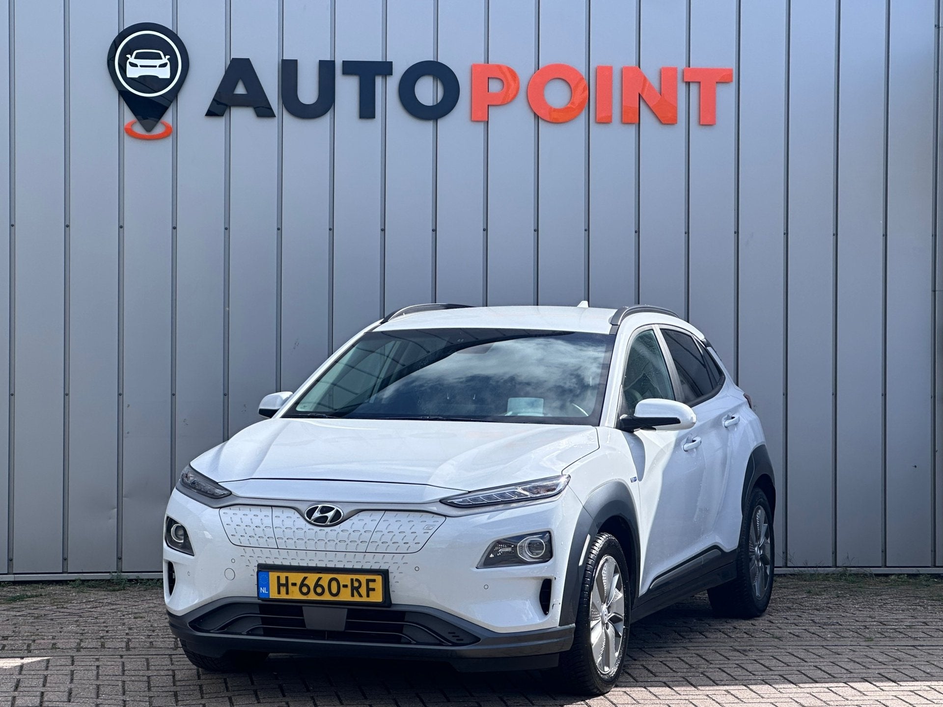 Hyundai Kona EV Premium 64 kWh WPOMP TREKHAAK SOH 99% 1 EIG, Auto's, Dealer onderhouden, Gebruikt, Zwart, Wit