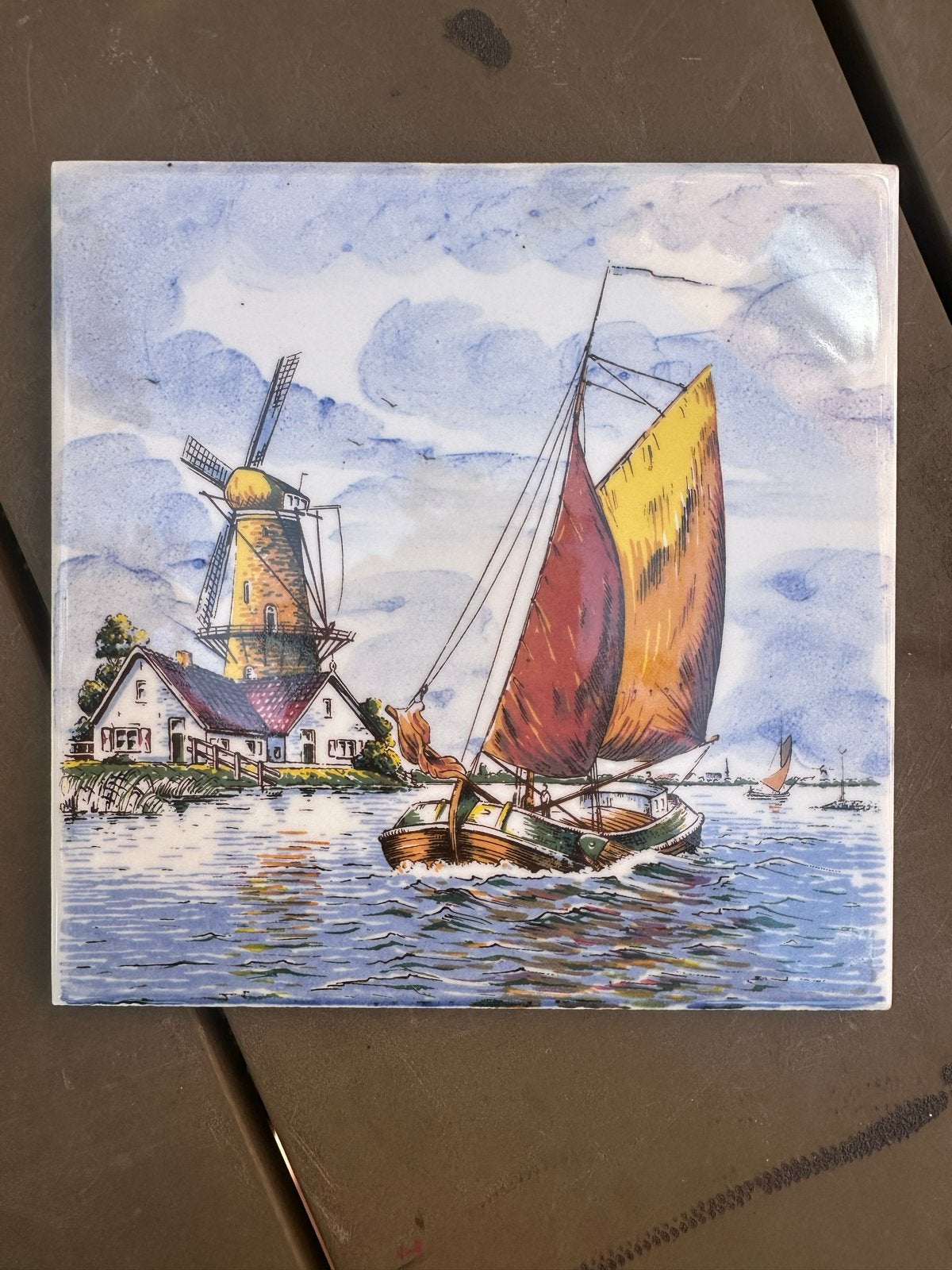 Delft Polychroom Handgeschilderde Tegel met Zeilboot en Mole, Ophalen of Verzenden