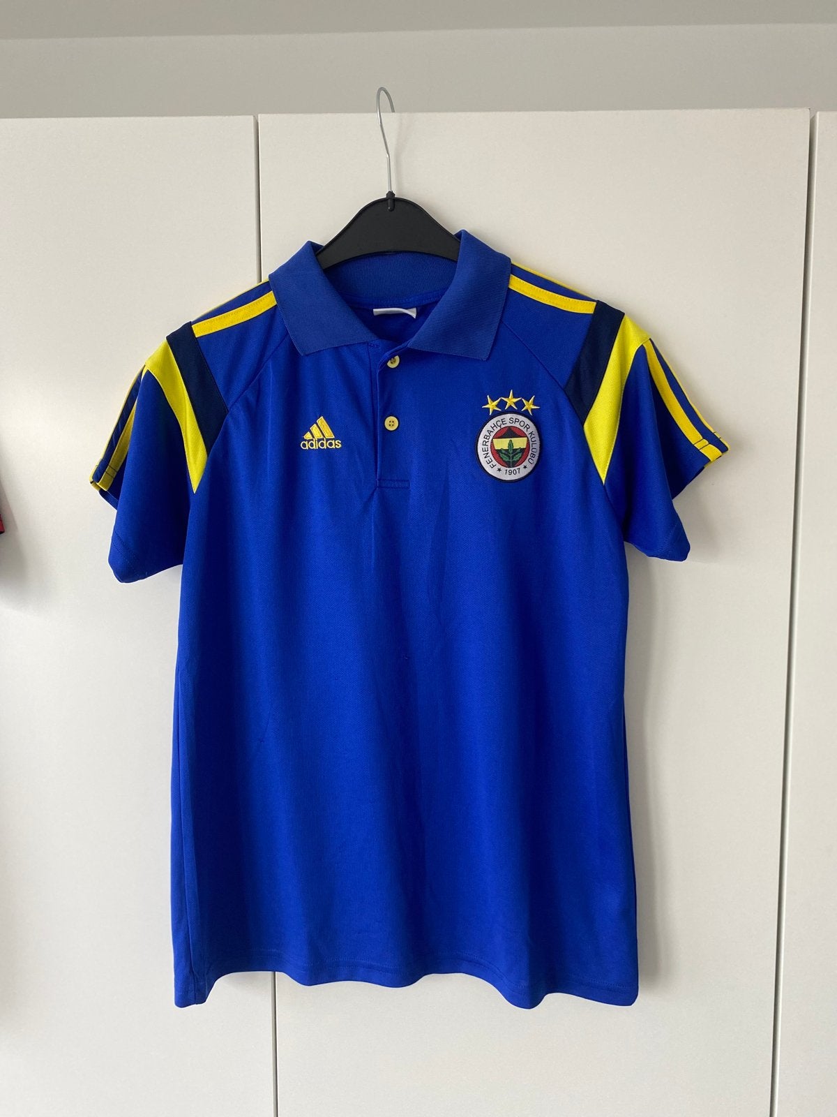 Adidas Fenerbahçe SK Polo Shirt - Blauw/Geel, Maat 38/40 (M), Blauw, Overige typen, Ophalen of Verzenden