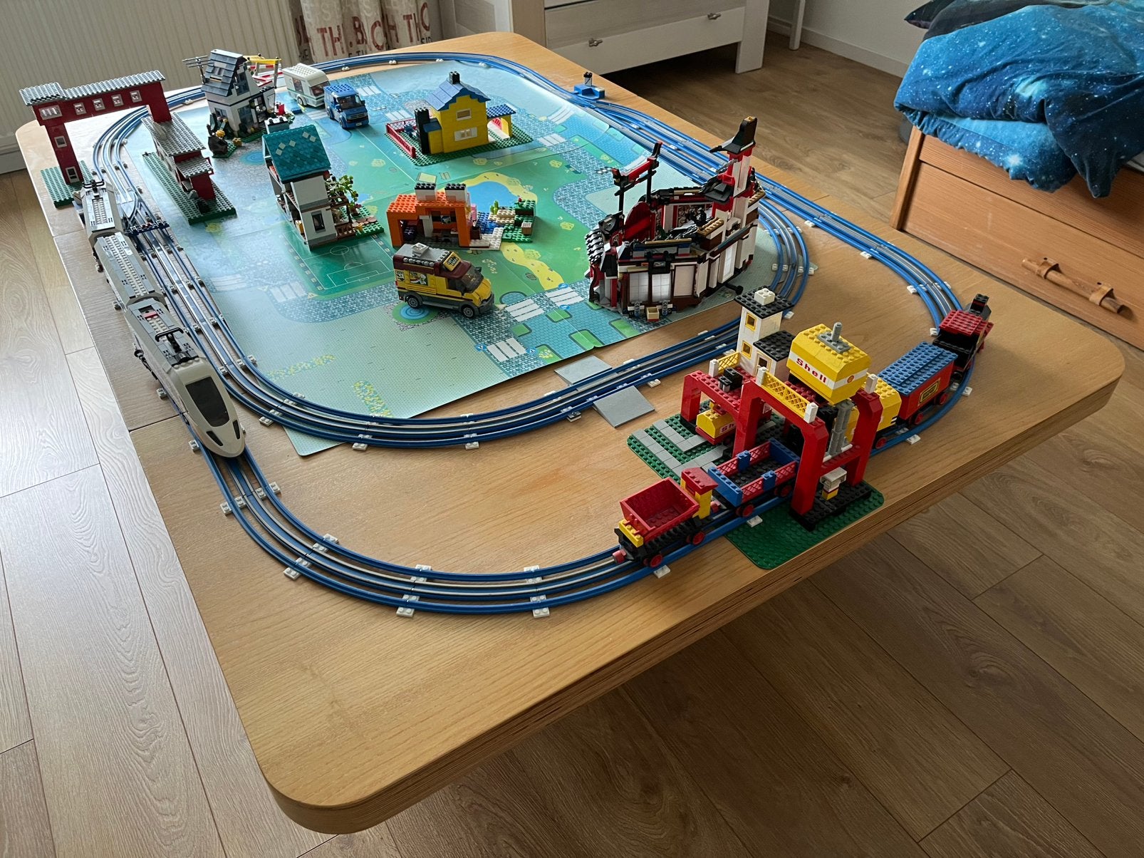 Grote stevige houten speeltafel, Kinderen en Baby's, Ophalen, Gebruikt