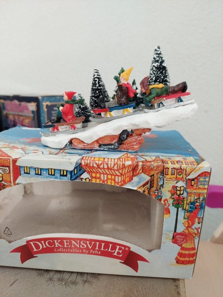 Dickensville Collectables - Sleetje Rijden Kerstdorp Figuur, Ophalen of Verzenden, Gebruikt
