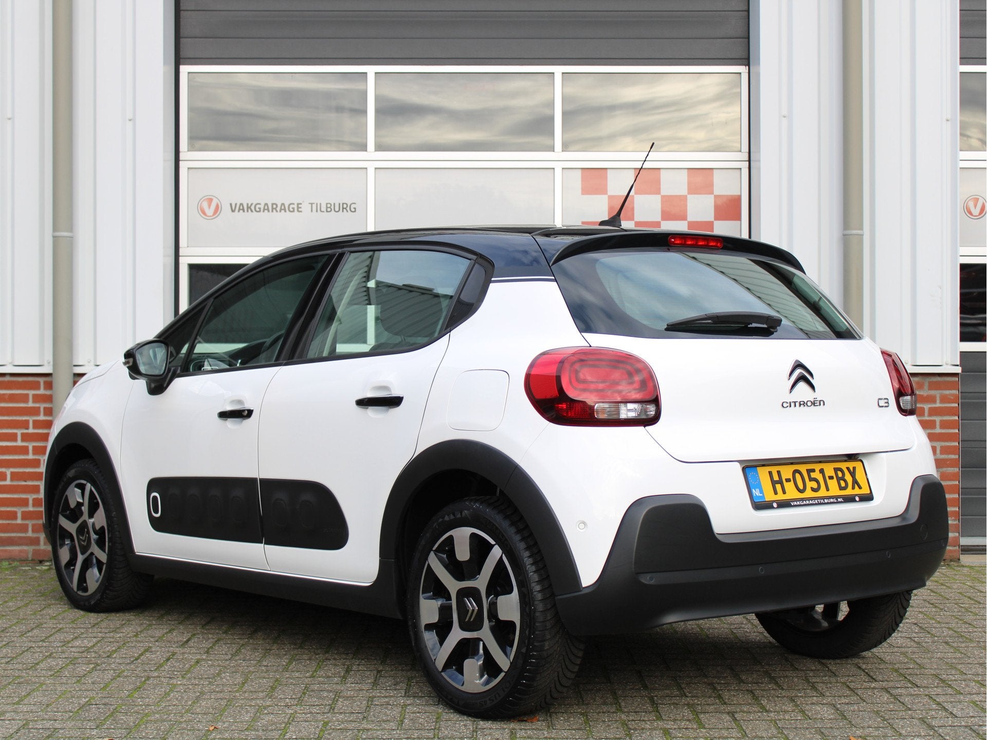 Citroën C3 1.2 PureTech 110PK S&S Business Automaat /NAVI/P, Auto's, Dealer onderhouden, Gebruikt, Euro 6, 1199 cc