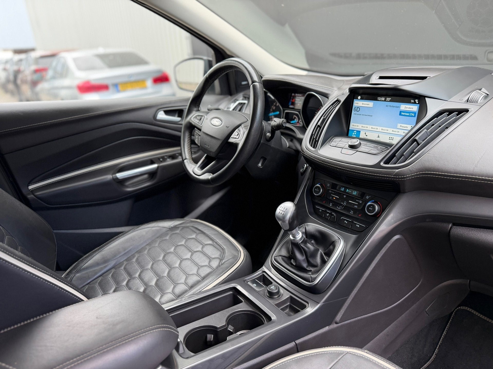 Ford Kuga 1.5 EcoBoost Vignale Pano Leder Camera Carplay, Auto's, Voorwielaandrijving, 4 cilinders, Zwart, Bedrijf