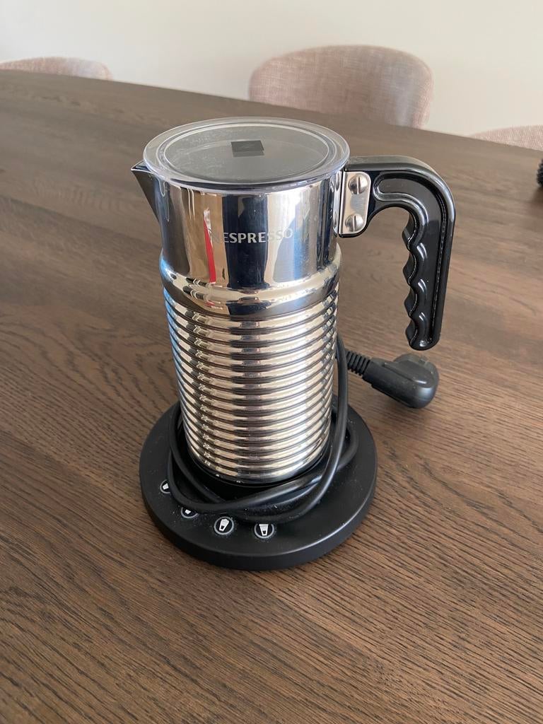 Nespresso Aeroccino Melkopschuimer - Zo goed als nieuw, Ophalen of Verzenden, Zo goed als nieuw, Elektrische melkopschuimer