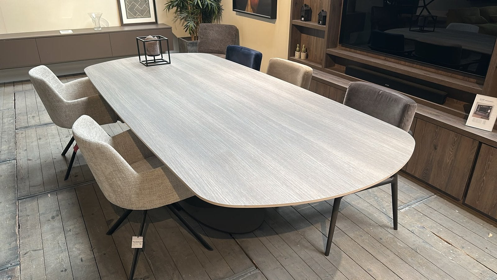 Eettafel showroommodel, Huis en Inrichting, Tafels | Eettafels, 100 tot 150 cm, Ophalen of Verzenden, Zo goed als nieuw, Vijf personen of meer