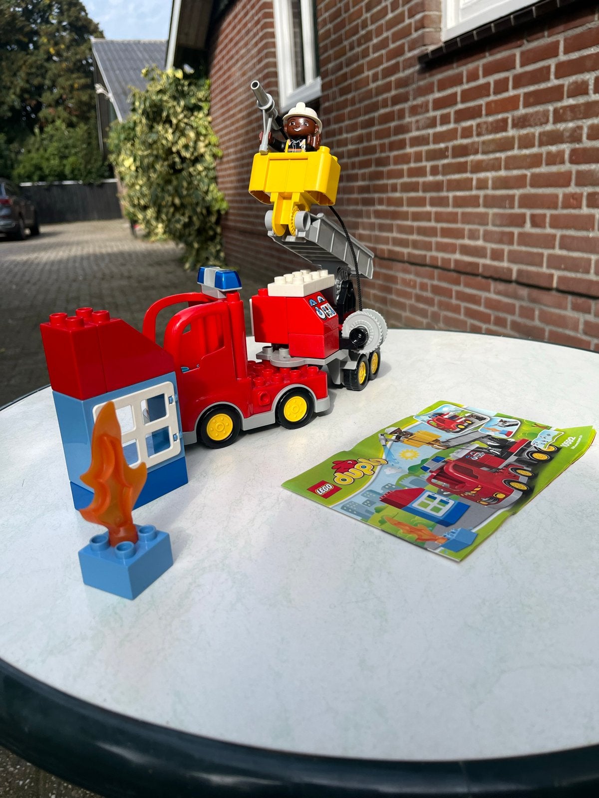 Foto 2 van LEGO Duplo Brandweerwagen met brandweerman en huisje
