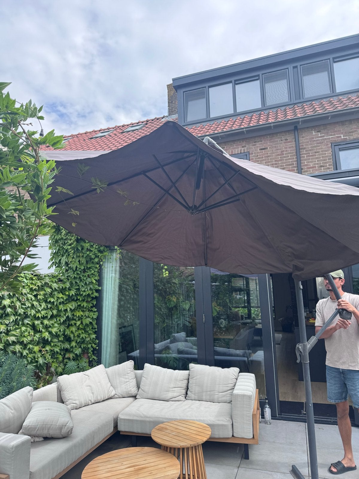 Zweefparasol - Bruin - Kantelbaar en Verstelbaar, Ophalen, Gebruikt, Kantelbaar, 2 tot 3 meter