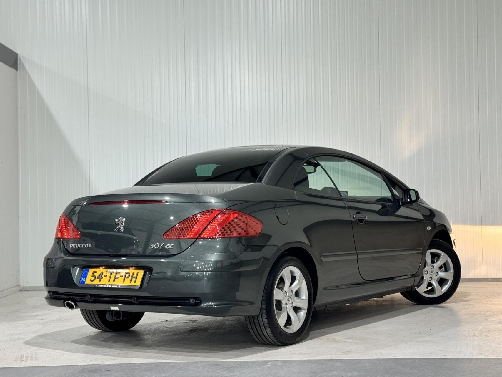 Peugeot 307 CC 2.0-16V Oxygo|TREKHAAK AFNEEMBAAR|PARKEERSENS, Gebruikt, 4 cilinders, 4 stoelen, Bedrijf