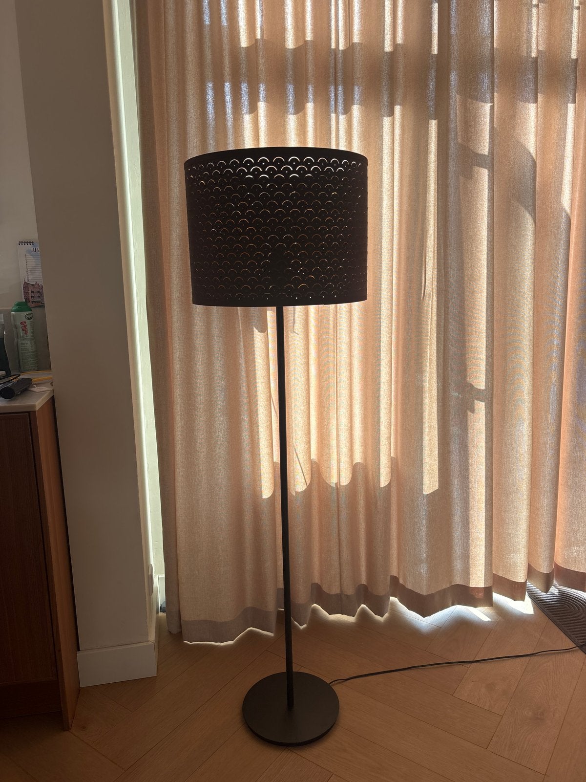 Mooie staande lamp van IKEA met gouden binnenkant, Huis en Inrichting, Ophalen, Gebruikt, 100 tot 150 cm, E27 (groot)