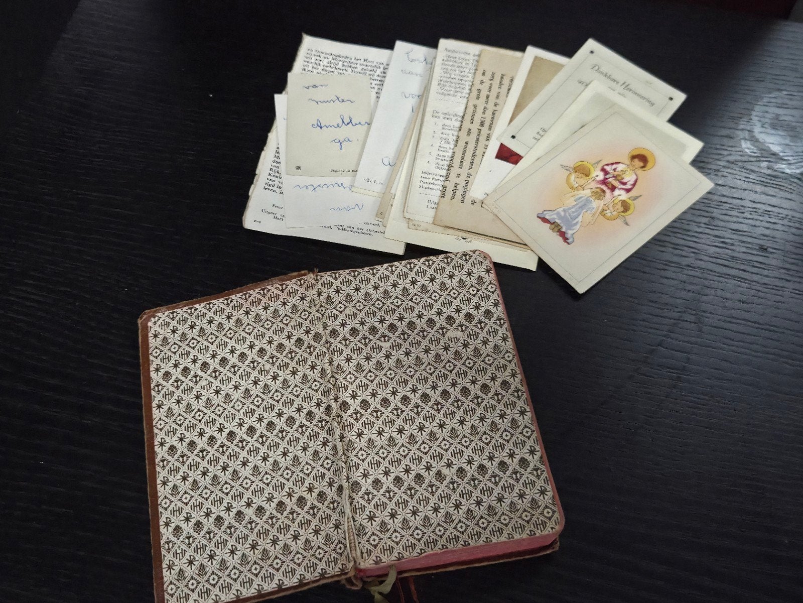Oud Gebedenboekje met Kruis Reliëf en Bijlagen, Antiek en Kunst, Ophalen of Verzenden, Onbekend