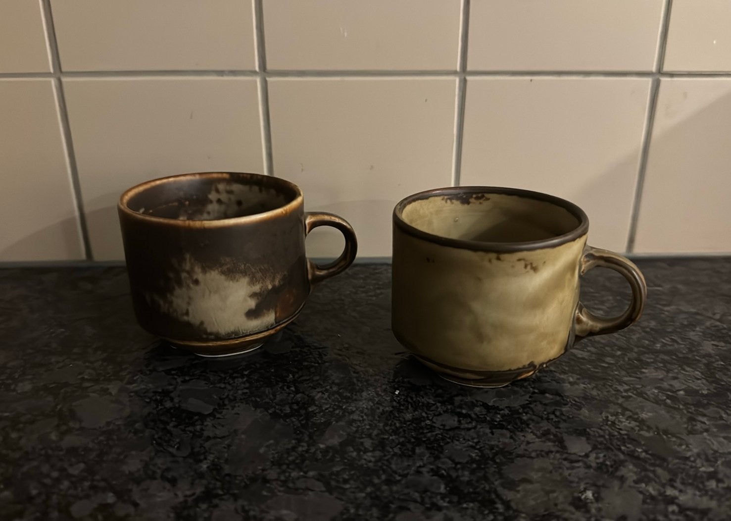 2 bruine koffiekopjes, Huis en Inrichting, Vintage, Ophalen of Verzenden, Zo goed als nieuw, Kop(pen) en/of Schotel(s)