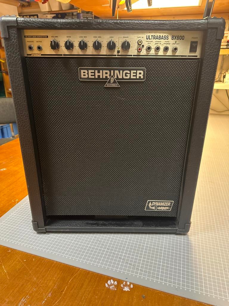 Behringer Ultrabass BX600 Basgitaar Versterker, Muziek en Instrumenten, Versterkers | Bas en Gitaar, Gebruikt, Basgitaar, 50 tot 100 watt