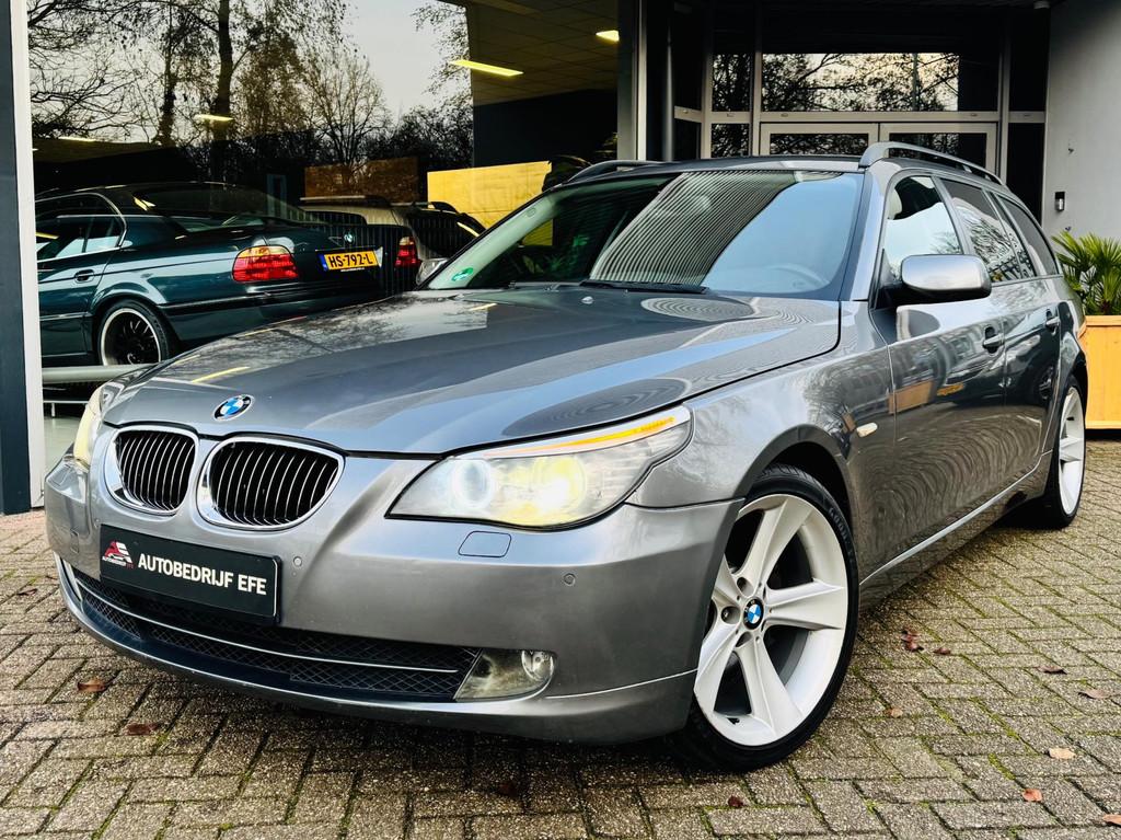 BMW 5-serie Touring 523i Automaat*Xenon*Sportvelgen, Achterwielaandrijving, Gebruikt, Leder en Stof, Parkeersensor